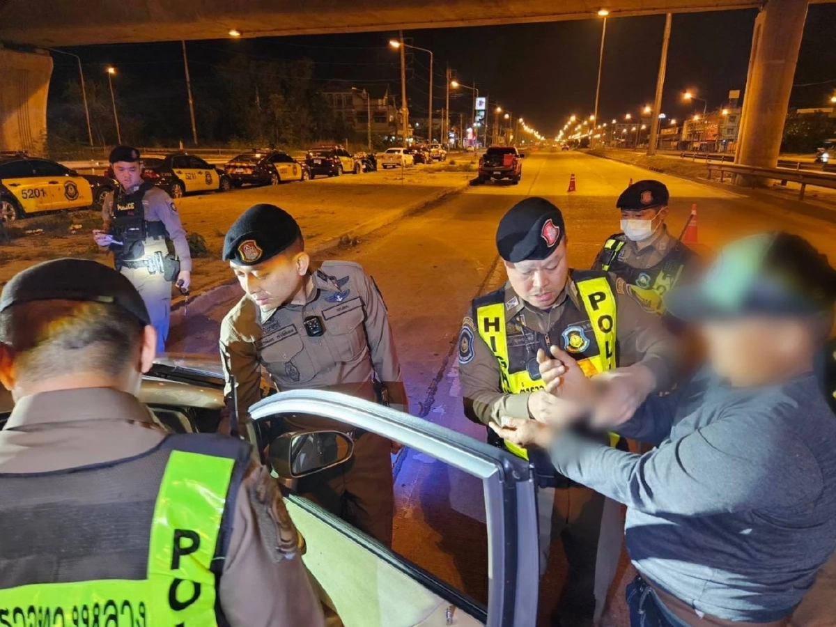 จุดตรวจปีใหม่ลำปาง รวบผู้ต้องหาซุกยาบ้า 3,000 เม็ด ใต้เบาะรถ