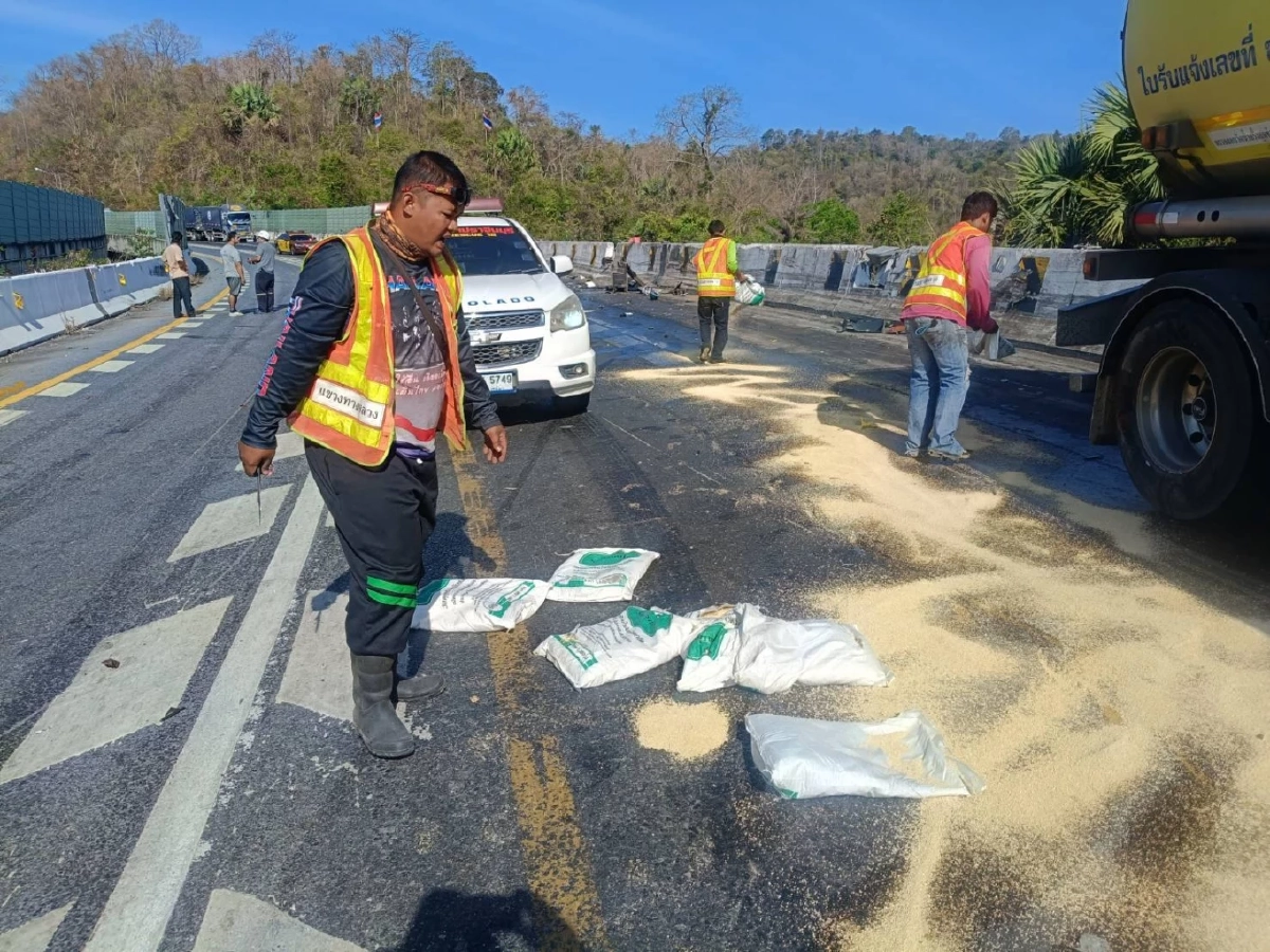 อุบัติเหตุรถชนท้ายบนถนน 304 (ขาเข้า)  จนท.ปิดการจราจร 100%