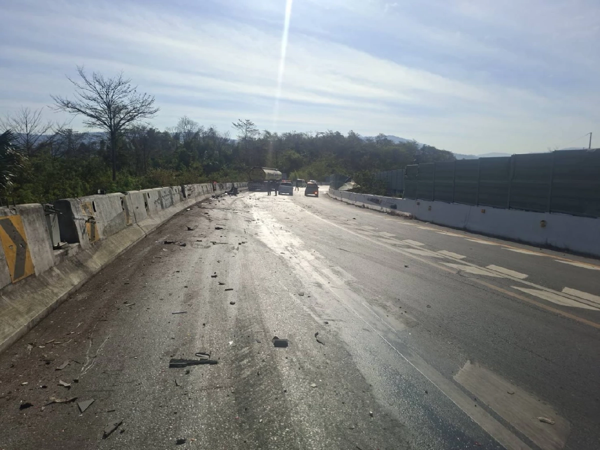 อุบัติเหตุรถชนท้ายบนถนน 304 (ขาเข้า)  จนท.ปิดการจราจร 100%