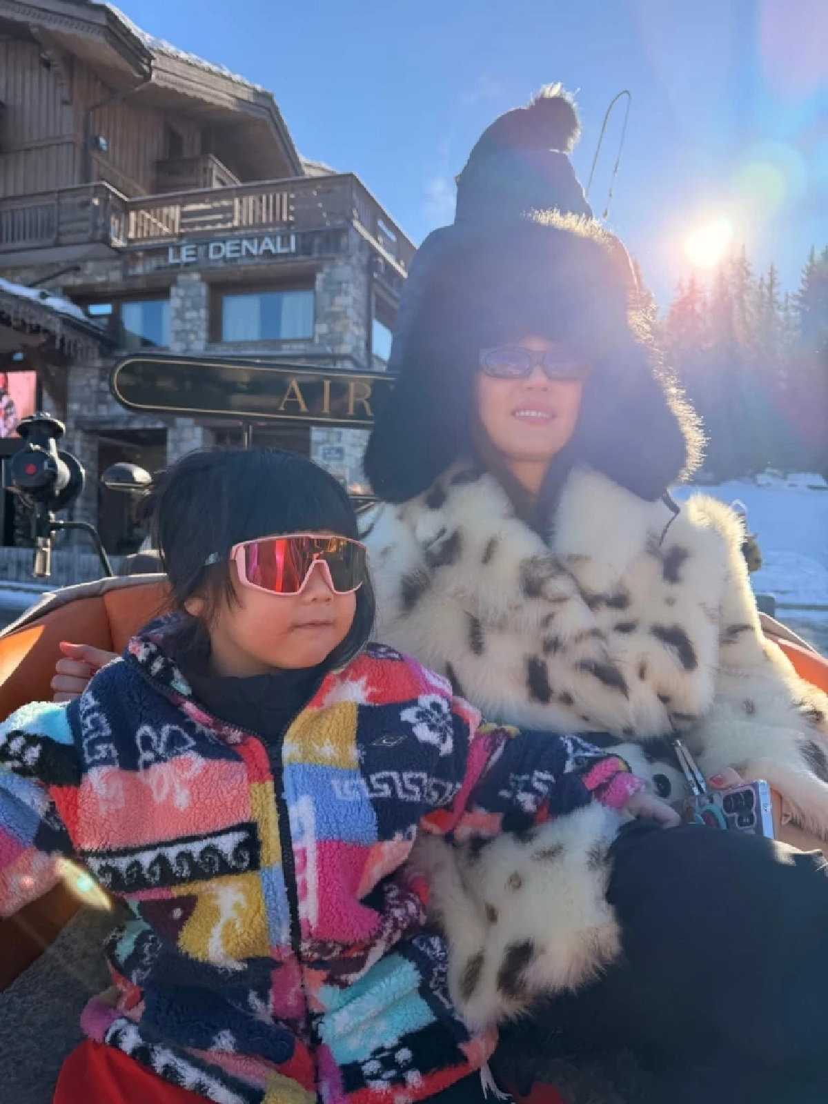 “ชมพู่ อารยา” ยกครอบครัวเที่ยวฝรั่งเศส ลุคแน่นทุกวัน!