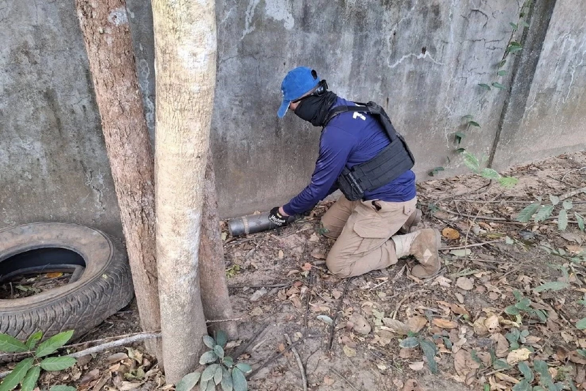 กองทัพไทยลุยเก็บกู้ทุ่นระเบิดสุรินทร์ พบกระสุนปืนใหญ่ 105 มม.