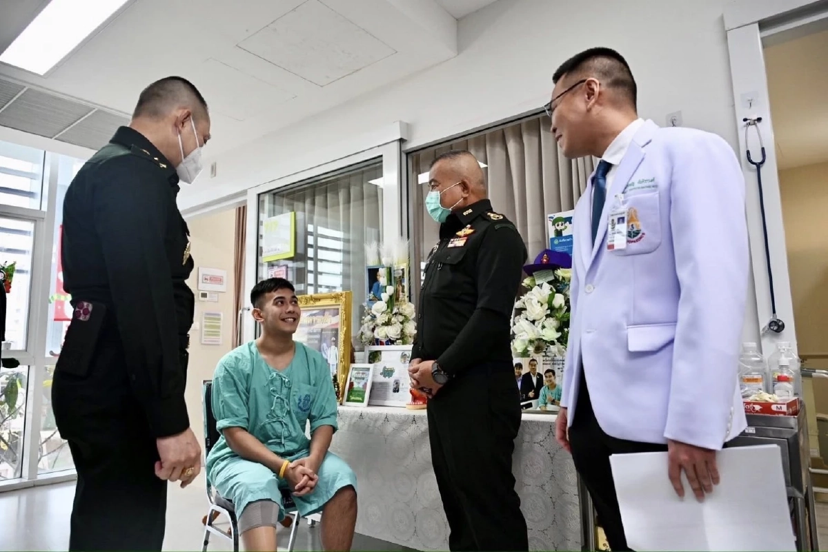 เยี่ยมให้กำลังใจทหารผู้บาดเจ็บจากการปฏิบัติหน้าที่่