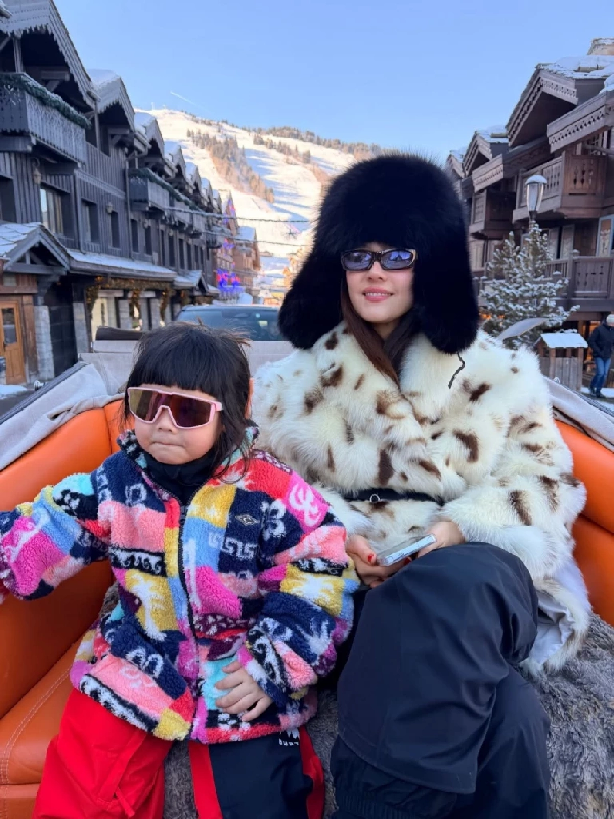 “ชมพู่ อารยา” ยกครอบครัวเที่ยวฝรั่งเศส ลุคแน่นทุกวัน!