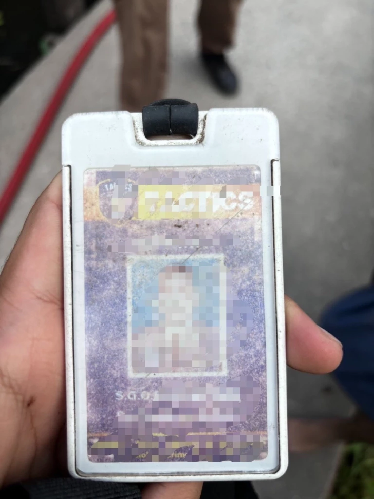 สายตรวจ เจอชายเร่ร่อน ค้นตัวพบพกบัตรตำรวจ อ้างกำลังแฝงตัว