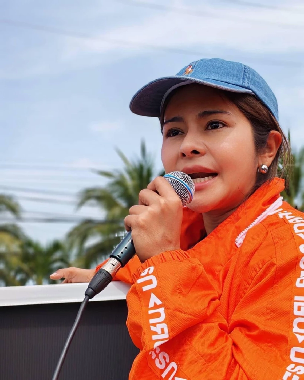 ลิซ่า ภคมน สวนวาทกรรมรักชาติ อย่าใช้ชาติเป็นเครื่องมือหาเสียง