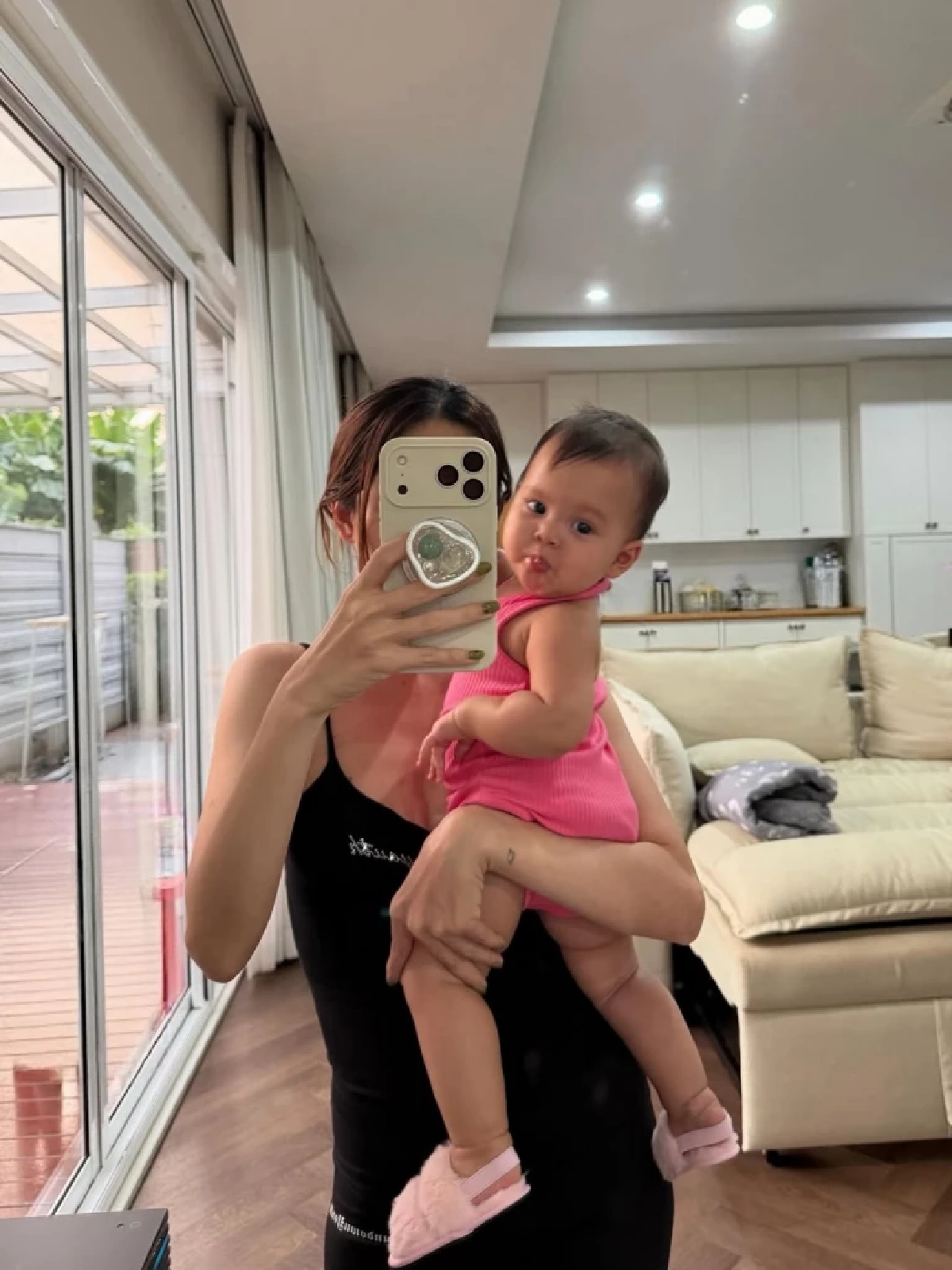 สิบเต็มสิบไม่หัก ส่องความน่ารัก   ลูกสาวปุ้มปุ้ย จริตตัวแม่มาเต็ม