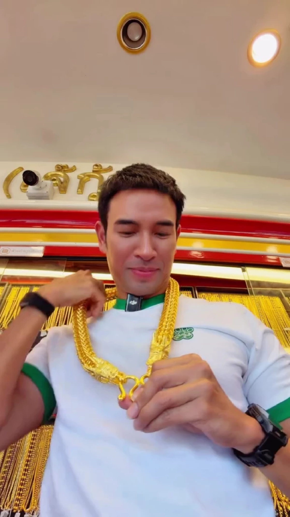 หล่อทะลุร้าน “เกรท วรินทร” กลับบ้านเพชรบูรณ์ นั่งขายทองรับปีใหม่