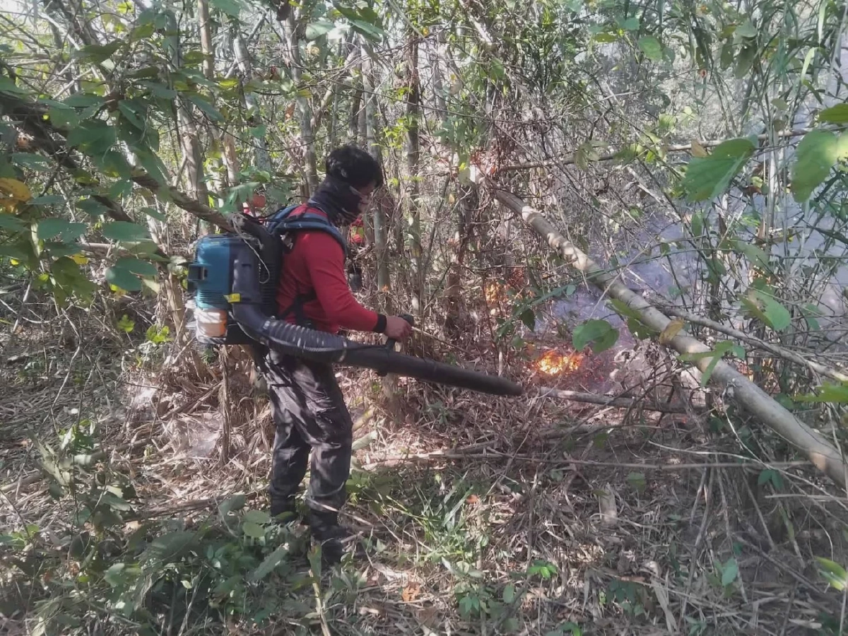 นาทีระทึก! เจ้าหน้าที่คุมไฟป่าบ้านวังน้ำขุ่นสำเร็จ เสียหาย 15 ไร่