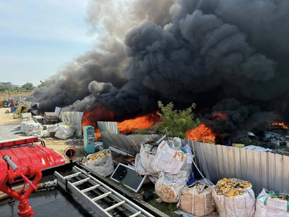 สมุทรปราการ ไฟไหม้ร้านรับซื้อของเก่า ย่านซอยยิ่งเจริญ