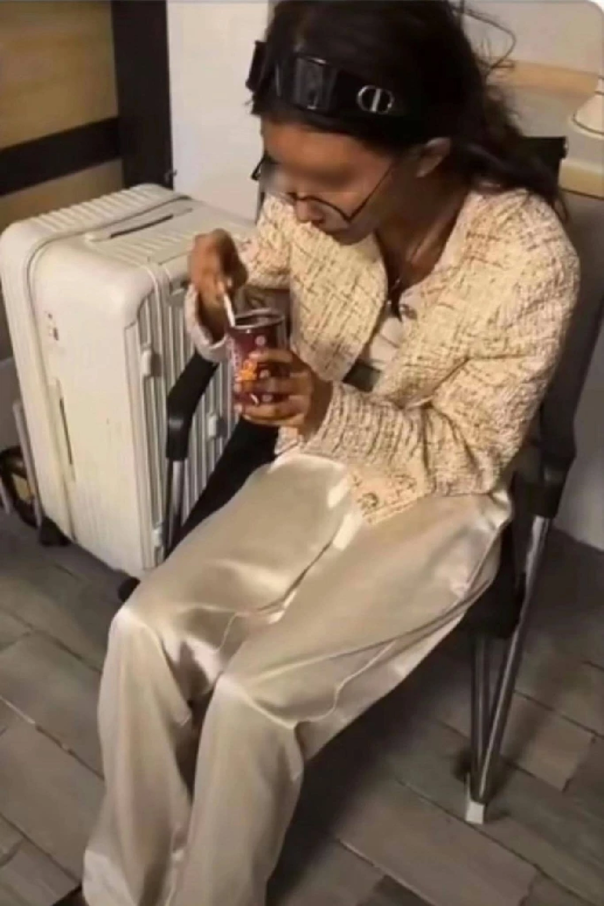 เปิดผลตรวจ เน็ตไอดอลจีนชีวิตพลิก เร่ร่อนในเขมร ถึงว่าอาการหนัก