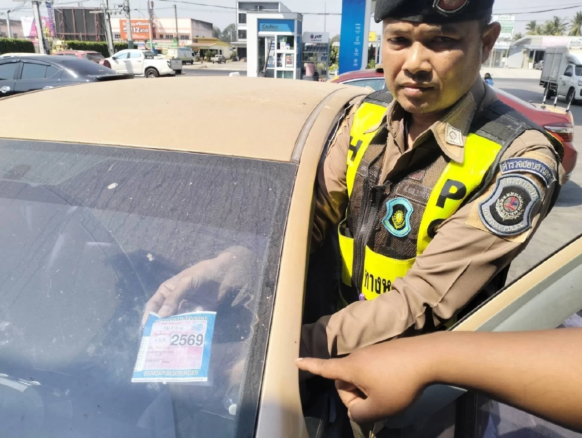 จับคาปั๊ม! รถสวมทะเบียน ใช้ป้ายภาษีปลอม พบเอกสารไม่ตรงข้อมูล