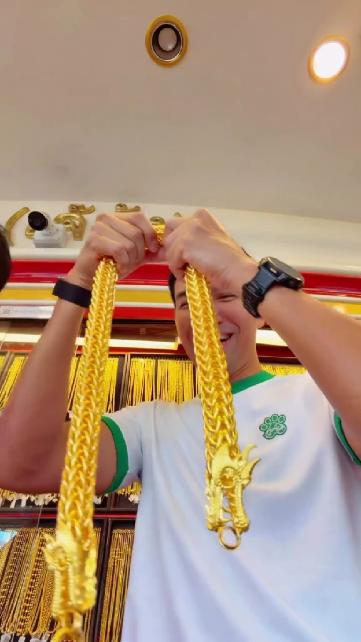 หล่อทะลุร้าน “เกรท วรินทร” กลับบ้านเพชรบูรณ์ นั่งขายทองรับปีใหม่