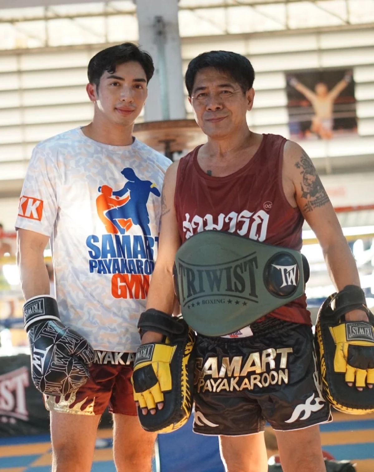 แฟนๆ กรี๊ดสนั่น ลูกชายนักมวยในตำนาน โชว์ลีลามวยไทย เคียงข้างพ่อ