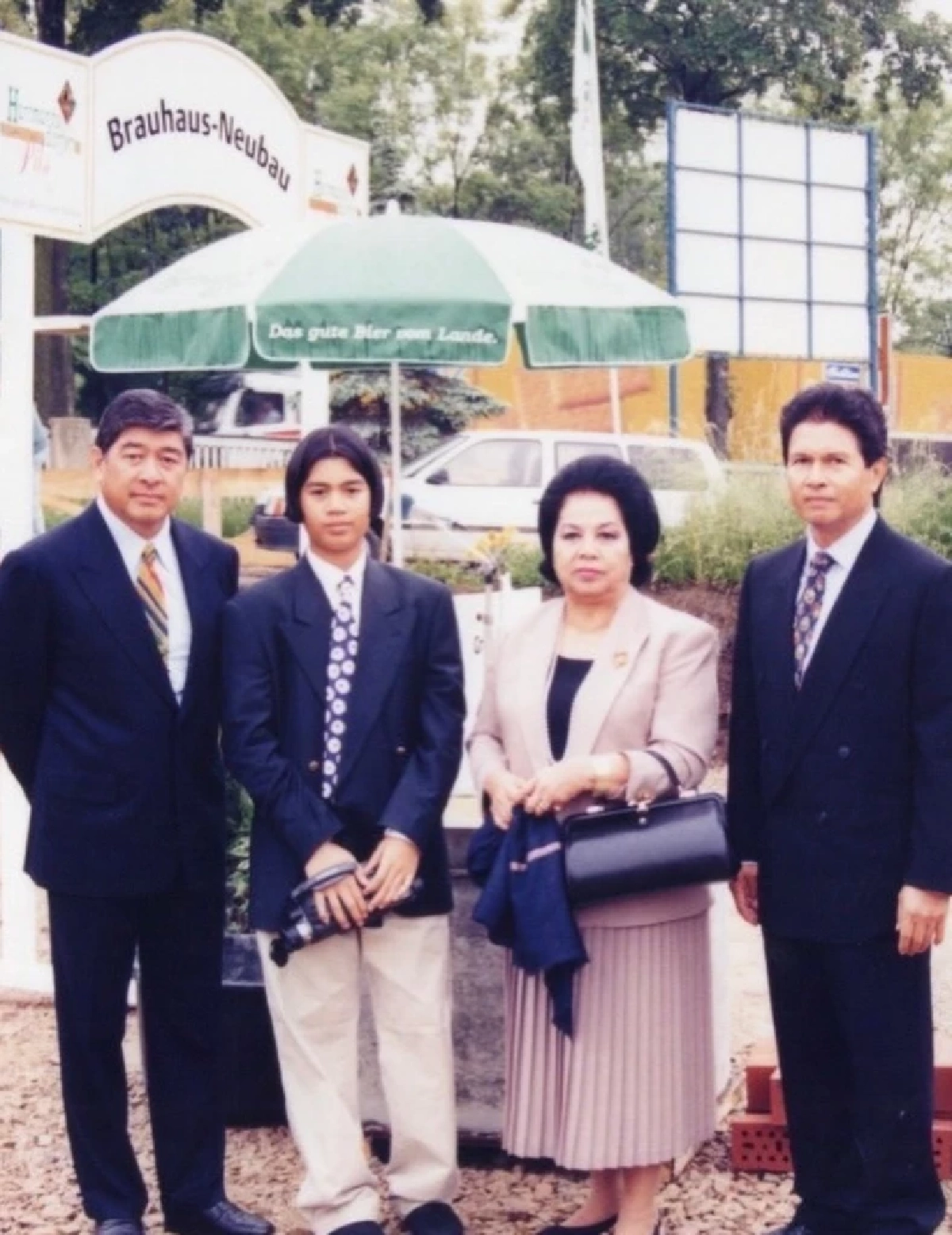 ภาพตอนเด็กสามีซุปตาร์ ผมยาว หน้าคม หล่อมาตั้งแต่จำความได้