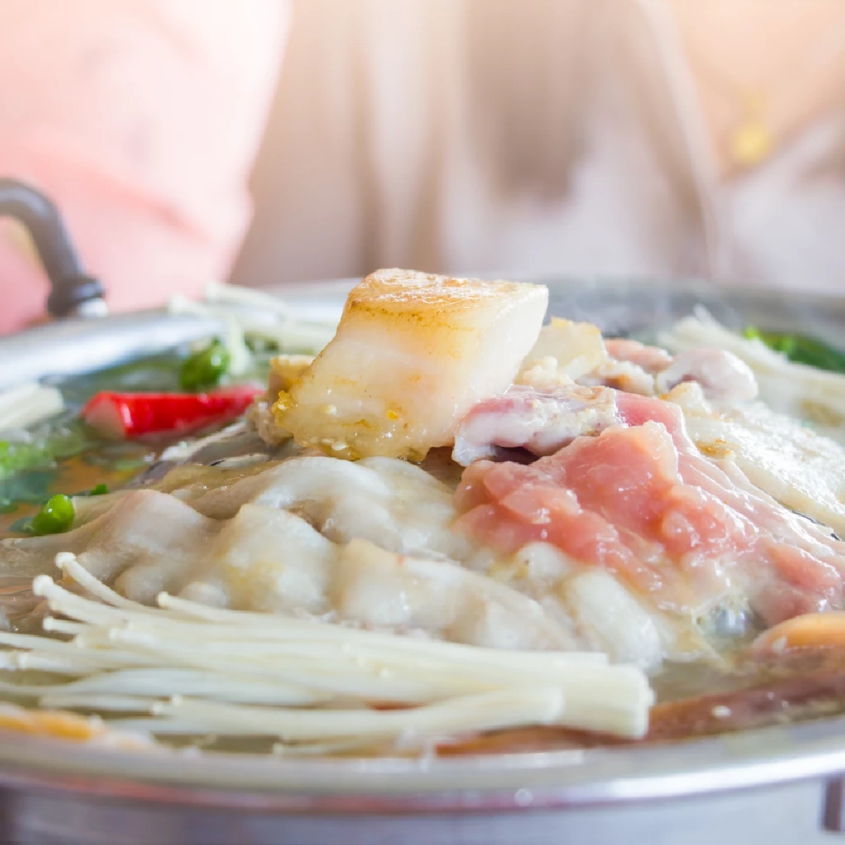 กรมอนามัยเตือนกินหมูกระทะปีใหม่ ระวังไข้หูดับ ย้ำต้องสุก 100%