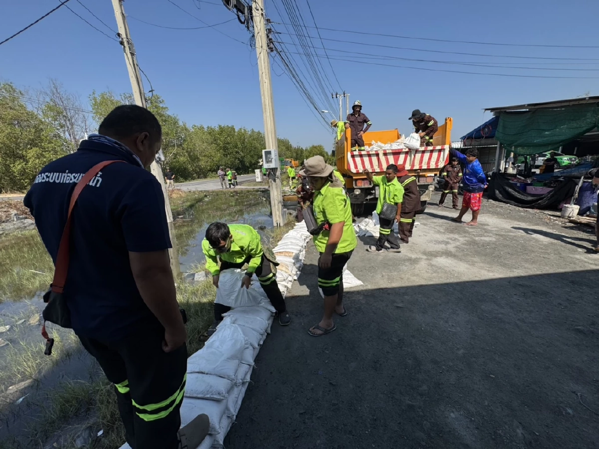 กทม. เร่งเสริมแนวกระสอบทราย แก้ไขน้ำทะเลหนุน บางขุนเทียน - ชายทะเล