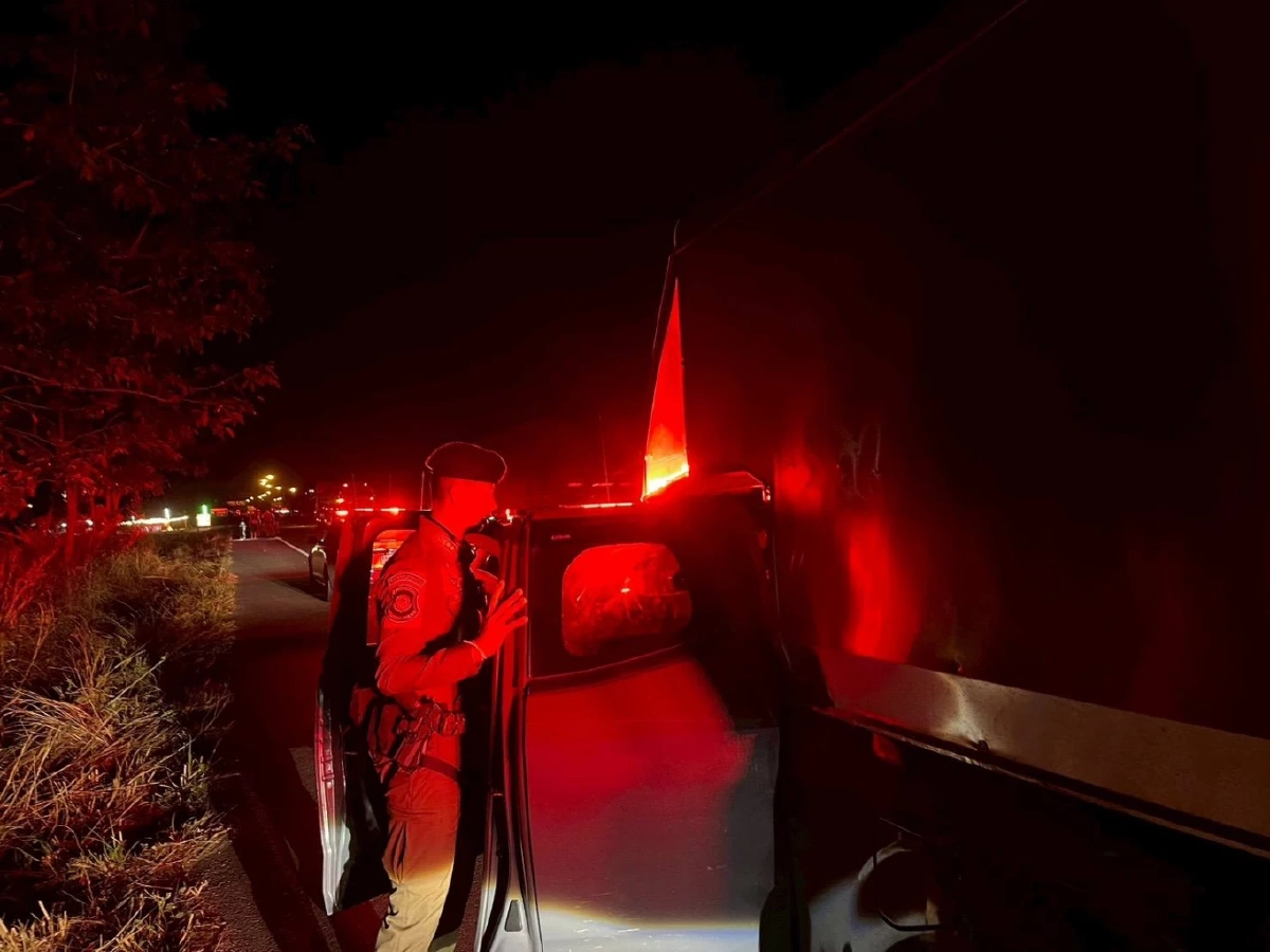 สกัดกระบะตู้ทึบขนแรงงานเถื่อน 25 ราย คนขับทิ้งรถหนีไม่รอด 