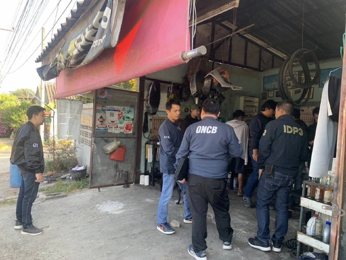 ป.ป.ส. ค้นอู่ซ่อมรถโคราช หลังชาวบ้านร้องสายด่วน 1386 รวบช่างซ่อม