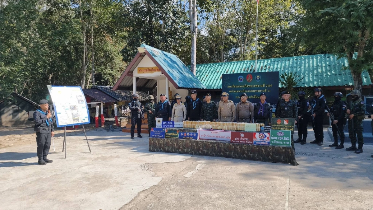 แถลงข่าวยึดยาบ้า 5.8 แสนเม็ด สกัดขบวนการค้ายา พร้อมของกลางรถยนต์