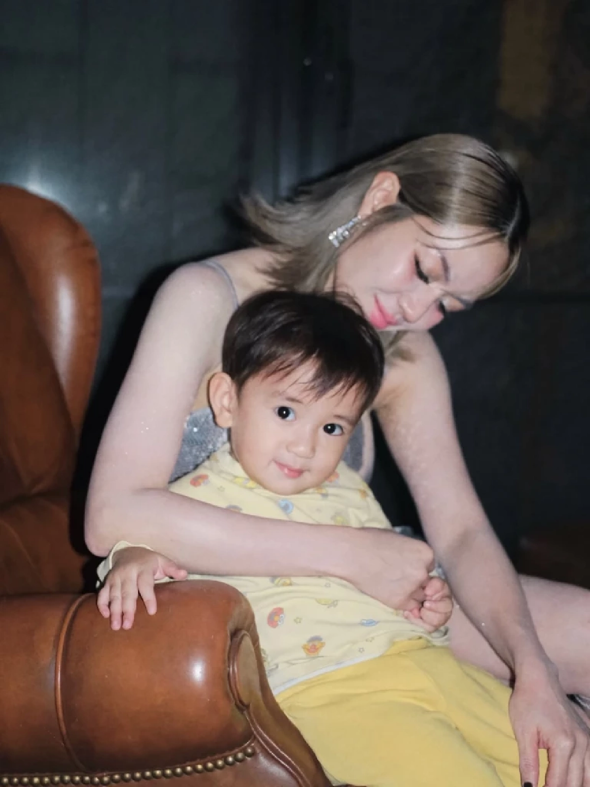 ออร่าไอดอลมาแต่เด็ก “พ่อเป๊ก–แม่นิว” อวดความหล่อลูกชาย