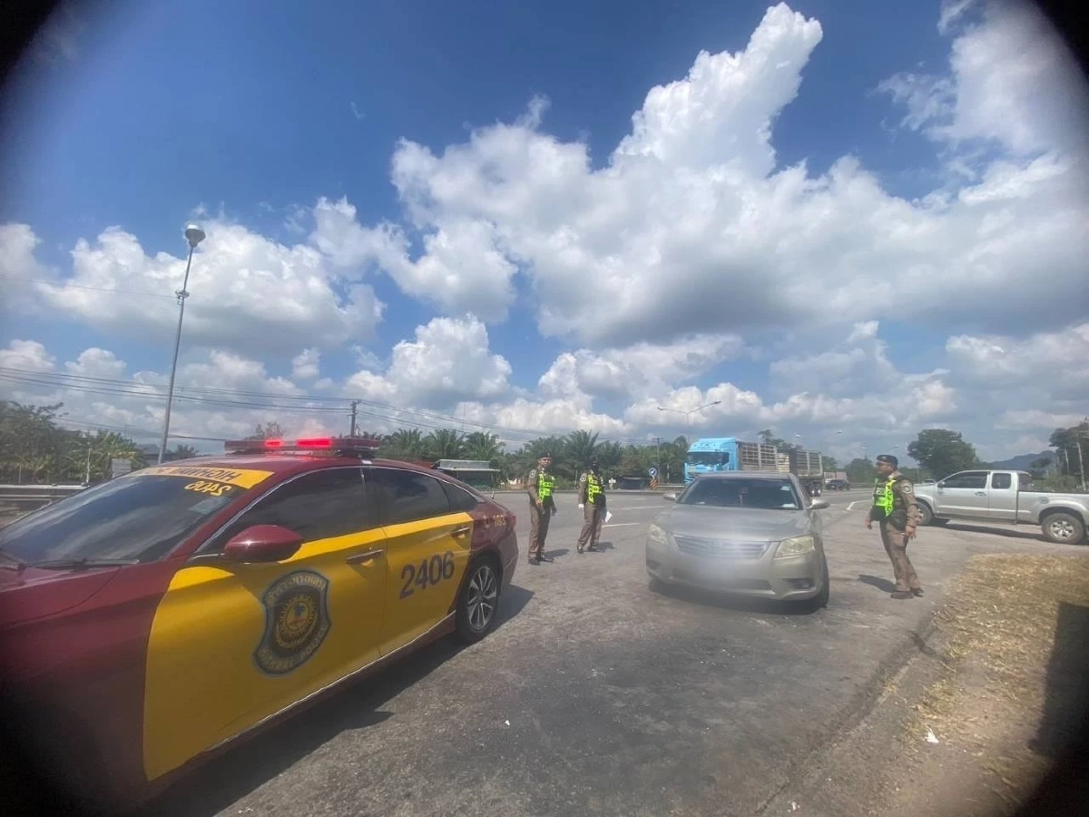 วางหมวกตำรวจไม่รอด! ทางหลวงชุมพรสกัดเก๋งเถื่อน สวมทะเบียนปลอม