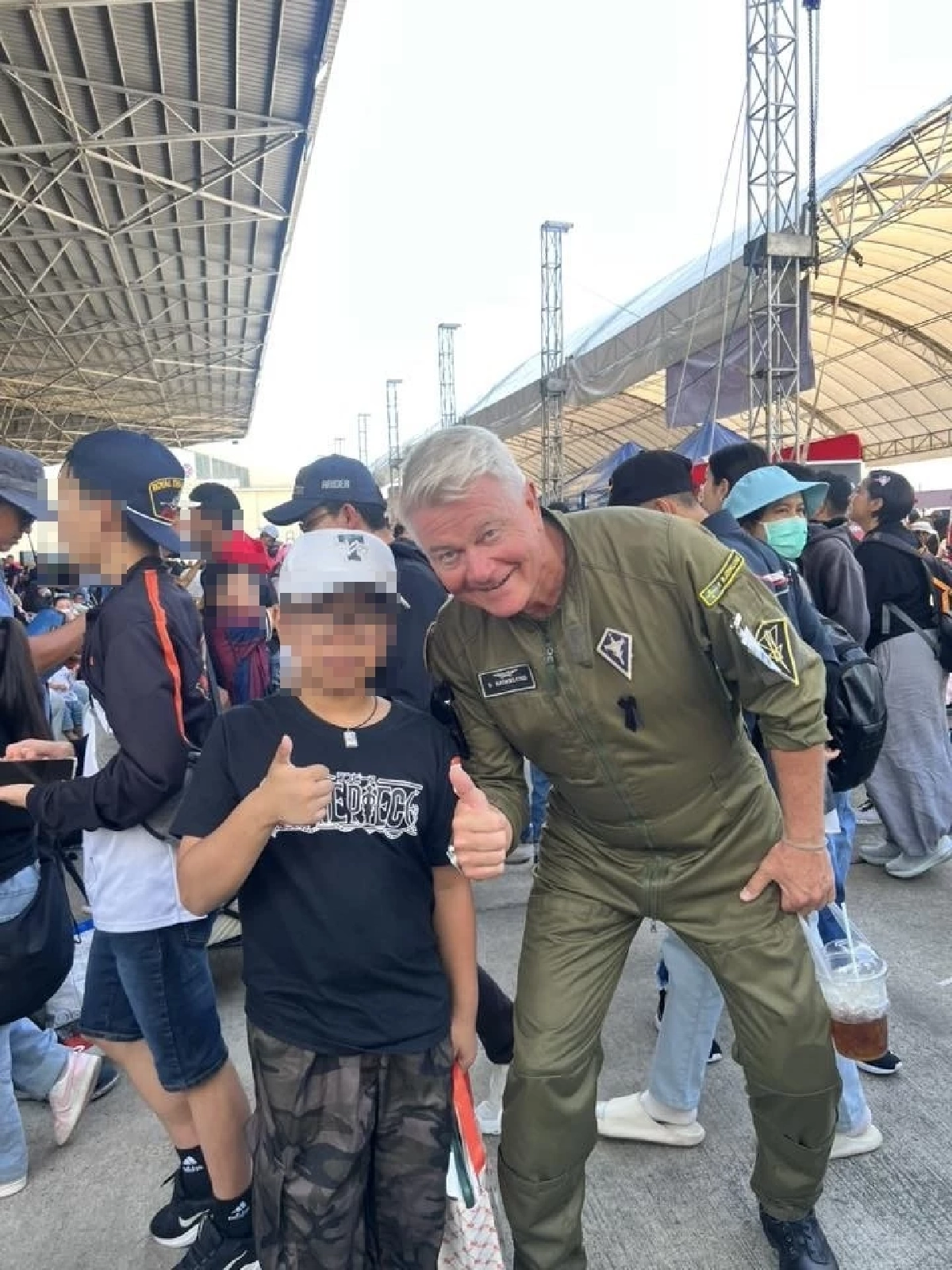 ฮือฮางานวันเด็ก นักบิน Gripen ตัวจริงโผล่บูท Saab แฟน ๆ แห่ถ่ายรูป