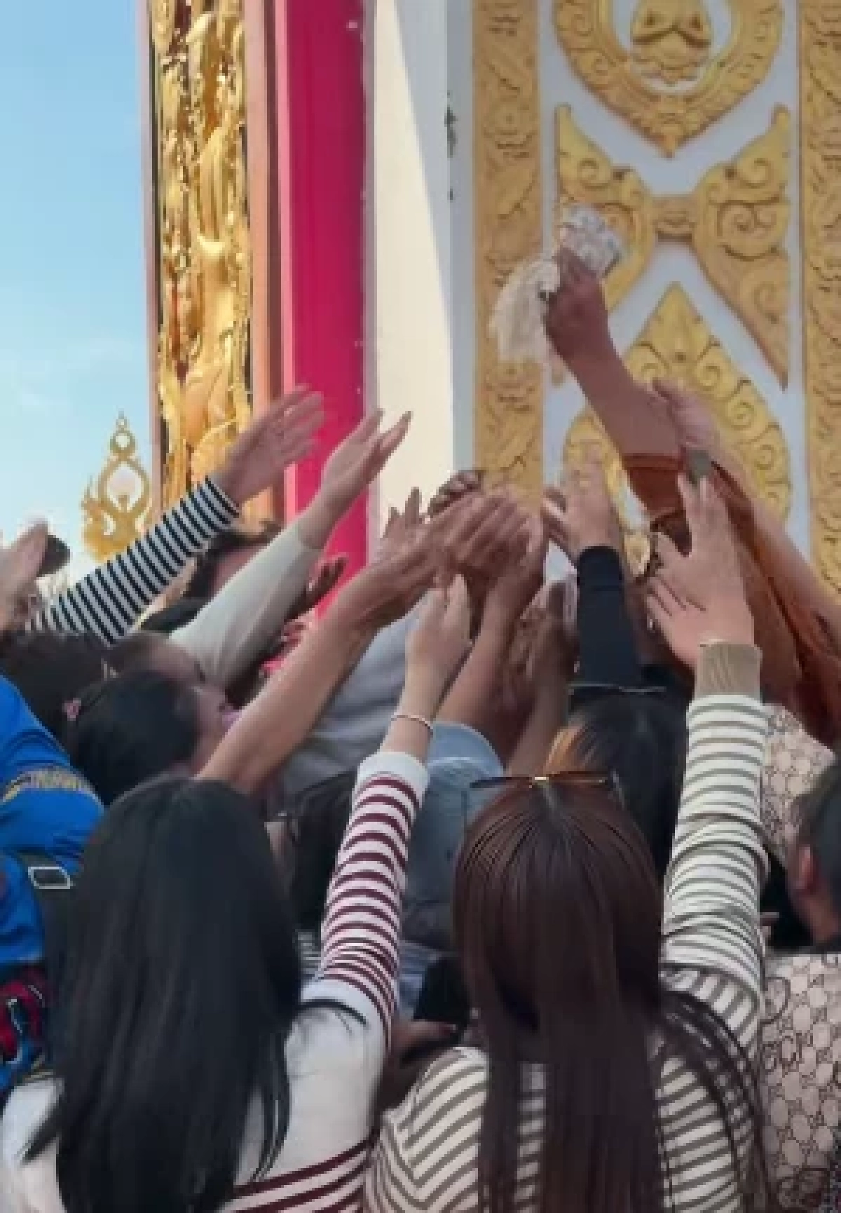 ชาวบ้านแห่รับแบงก์พัน พระโผล่แจกเงิน รู้ความจริงถึงกับตกใจ