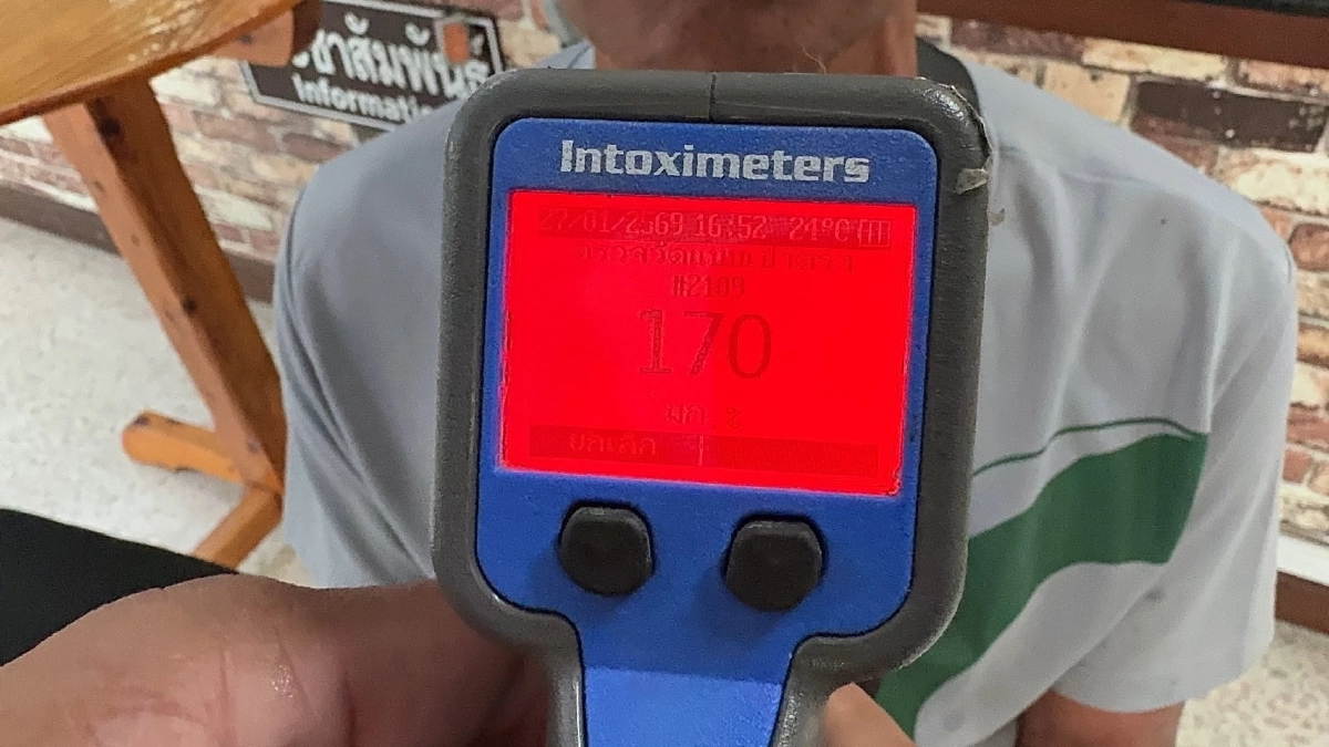 หนาวจนซดเหล้าขาว! หนุ่มวัย 47 ซิ่งกระบะป้ายแดงย้อนศร เจอตำรวจรวบ