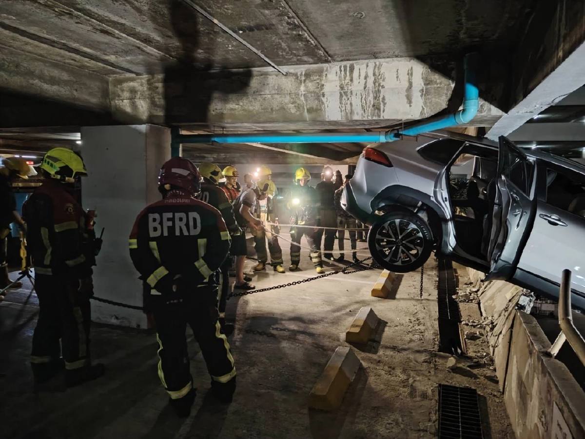 เกือบร่วงตึก เก๋งพุ่งทะลุกำแพงลานจอดรถ แห่ส่องเลขทะเบียน