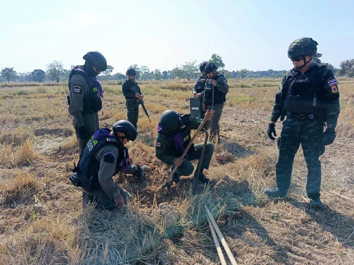 กกล.บูรพา ผนึกกำลังชุด EOD เร่งเก็บกู้วัตถุระเบิดเคลียร์พื้นที่