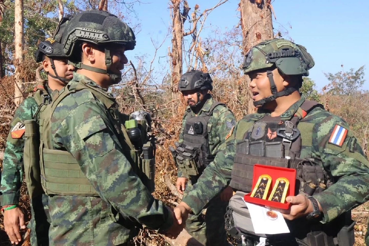 ครั้งหนึ่งในชีวิตทหารกล้า! พัน.ร.12 ประดับยศในสนามรบ