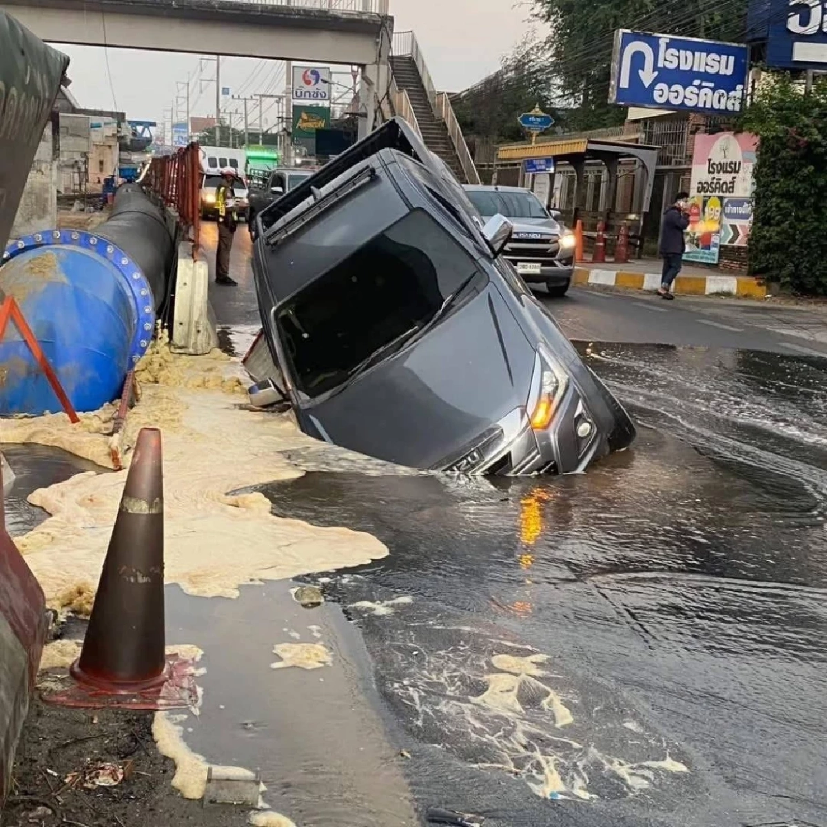 เปิดสาเหตุ ถนนพระราม 2 ทรุดตัว กระบะตกหลุมลึก โชคดีไม่เป็นอะไร