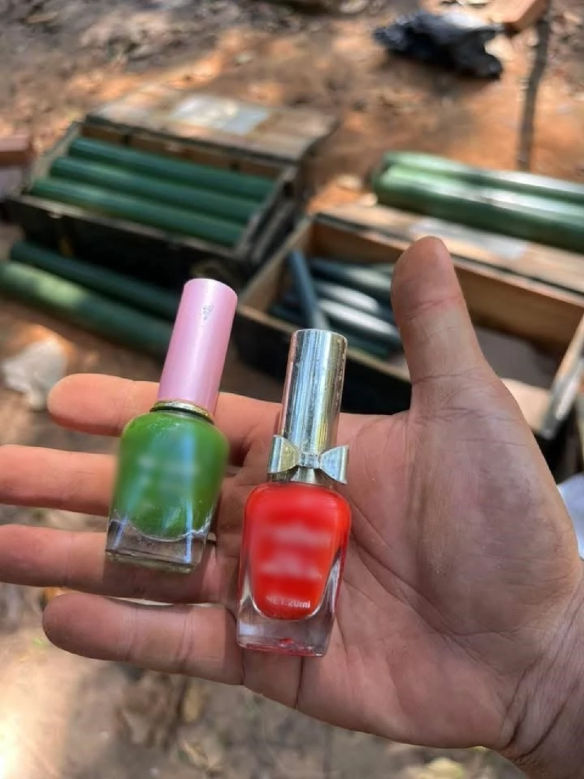 ตกใจอะไรก่อน เปิดภาพหลังยึดฐานเขมร เจอของใช้ผิดวิสัยทหารเพียบ