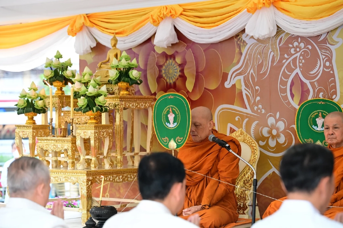 รับพรปีใหม่ กทม. จัดตักบาตรพระ 69 รูป เสริมสิริมงคลต้อนรับปี 2569