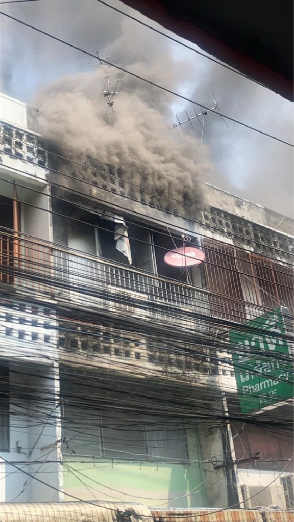 ไฟไหม้อาคารพาณิชย์ซอยประชาสงเคราะห์ 2 ควันโขมงขึ้นชั้น 3