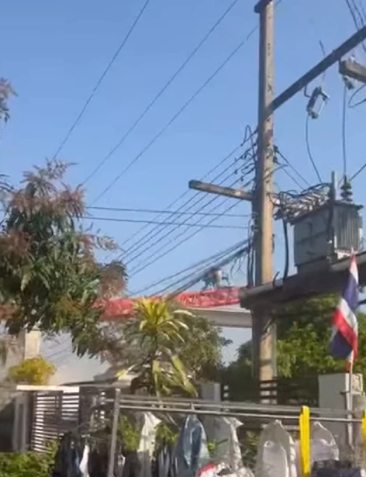 เห็นแล้วหวาดเสียว นาทีเครนมรณะไถลช้าๆ ก่อนหล่นทับรถไฟสีคิ้ว