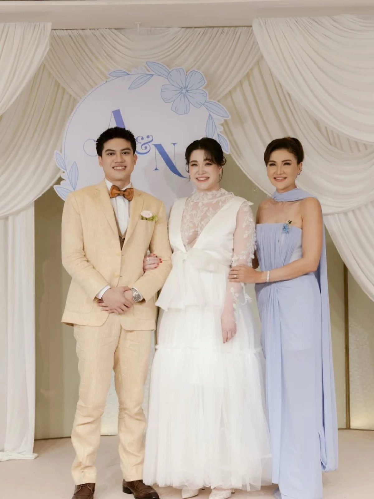 คุณแม่ปลื้มสุดๆ “แอน สิเรียม” โพสต์ภาพครอบครัว ต้อนรับลูกเขย