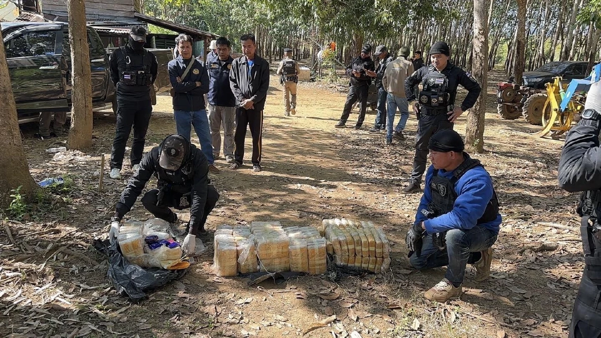 ทหารพราน 21 คุมเข้มชายแดนเลย ไล่สกัดรถต้องสงสัย ยึดยาบ้า