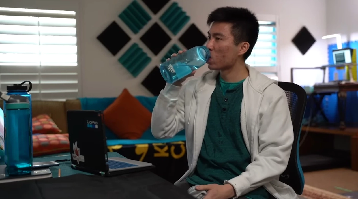 ยูทูบเบอร์หนุ่มดื่มน้ำวันละ 3 ลิตร 1 เดือน ผลที่ออกมาใครจะไปคิด