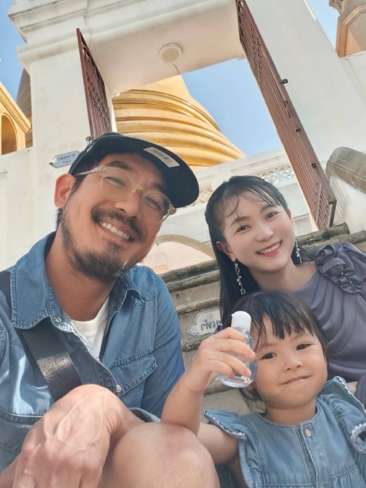 เรียบง่ายแต่สุขล้น “เวียร์-วิกกี้” จูงมือน้องวิริน ทำบุญปีใหม่