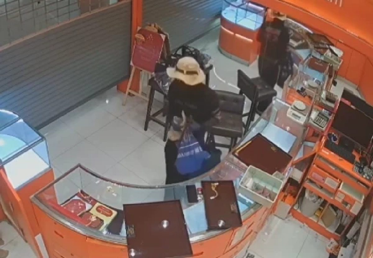 เปิดวงจรปิด นาทีคนร้ายมุดเข้าร้าน ตกใจมูลค่าทอง 149 บาท ที่ได้ไป