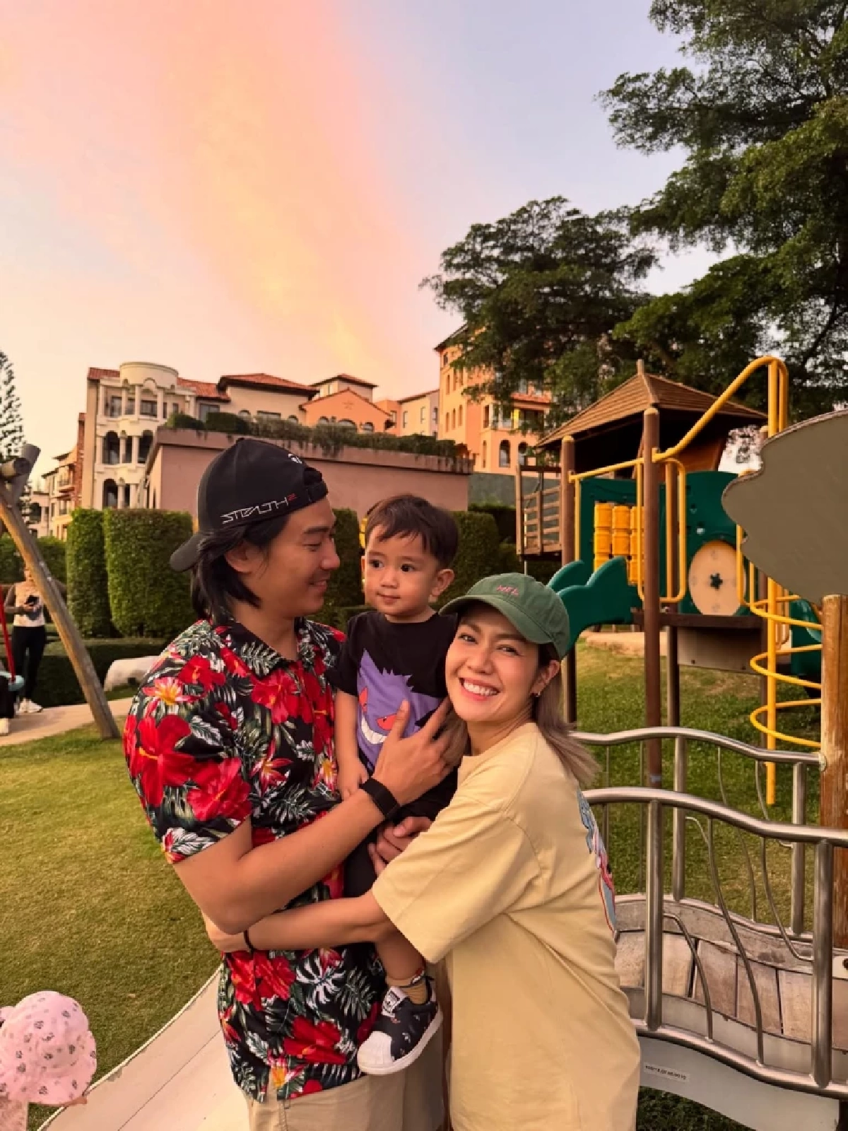 ออร่าไอดอลมาแต่เด็ก “พ่อเป๊ก–แม่นิว” อวดความหล่อลูกชาย