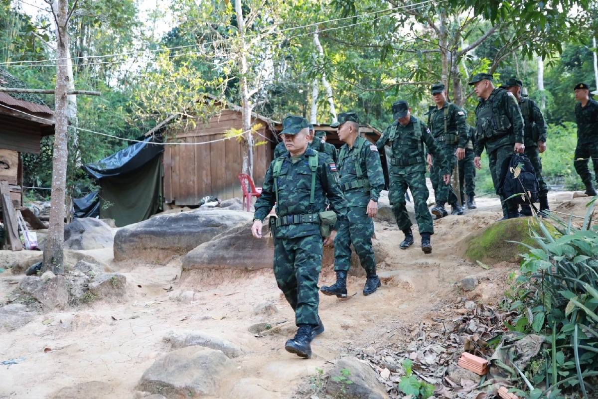 มทภ.2 ค้างคืนอยู่กับลูกน้องในฐานปฏิบัติการ พื้นที่แนวหน้า