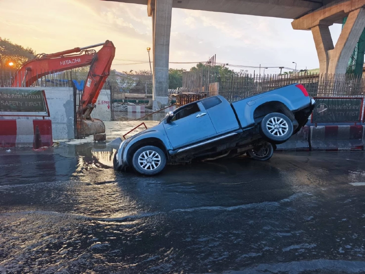 ส่องทะเบียนรถกระบะดวงดี รอดปลอดภัย หลังตกหลุมถนนพระราม 2