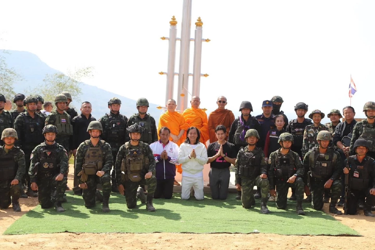 ธงไตรรงค์โบกสะบัดเหนือผืนแผ่นดินไทย พิธีเชิญธงชาติ ณ ช่องอานม้า