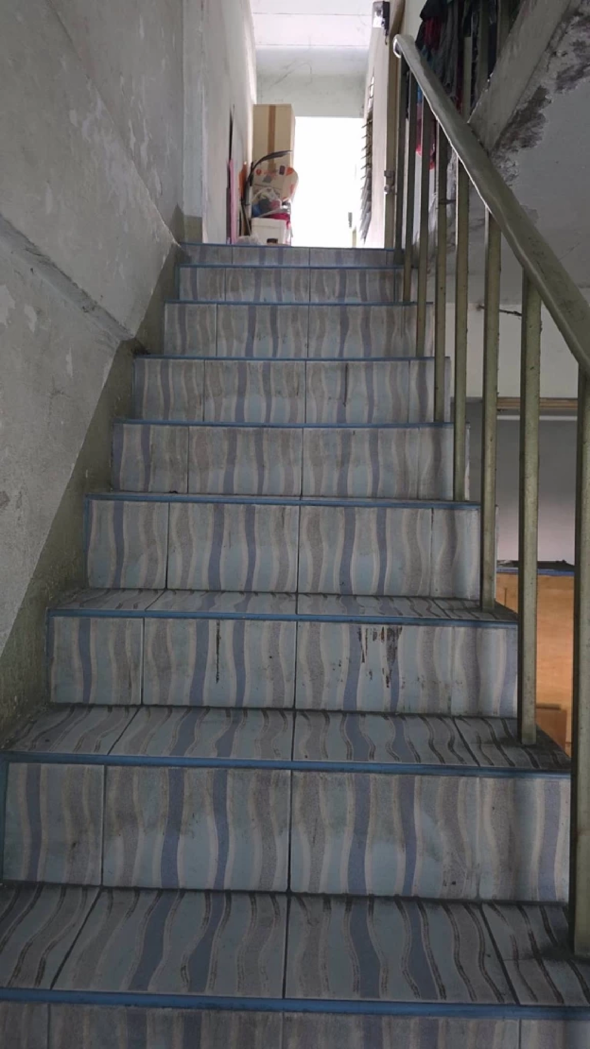 กู้ภัยลำเลียงผู้ป่วยน้ำหนักกว่า 200 กก. ลงจากตึก 5 ชั้น