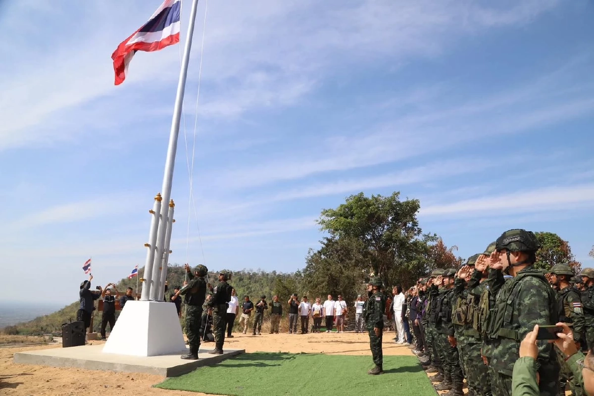 ธงไตรรงค์โบกสะบัดเหนือผืนแผ่นดินไทย พิธีเชิญธงชาติ ณ ช่องอานม้า