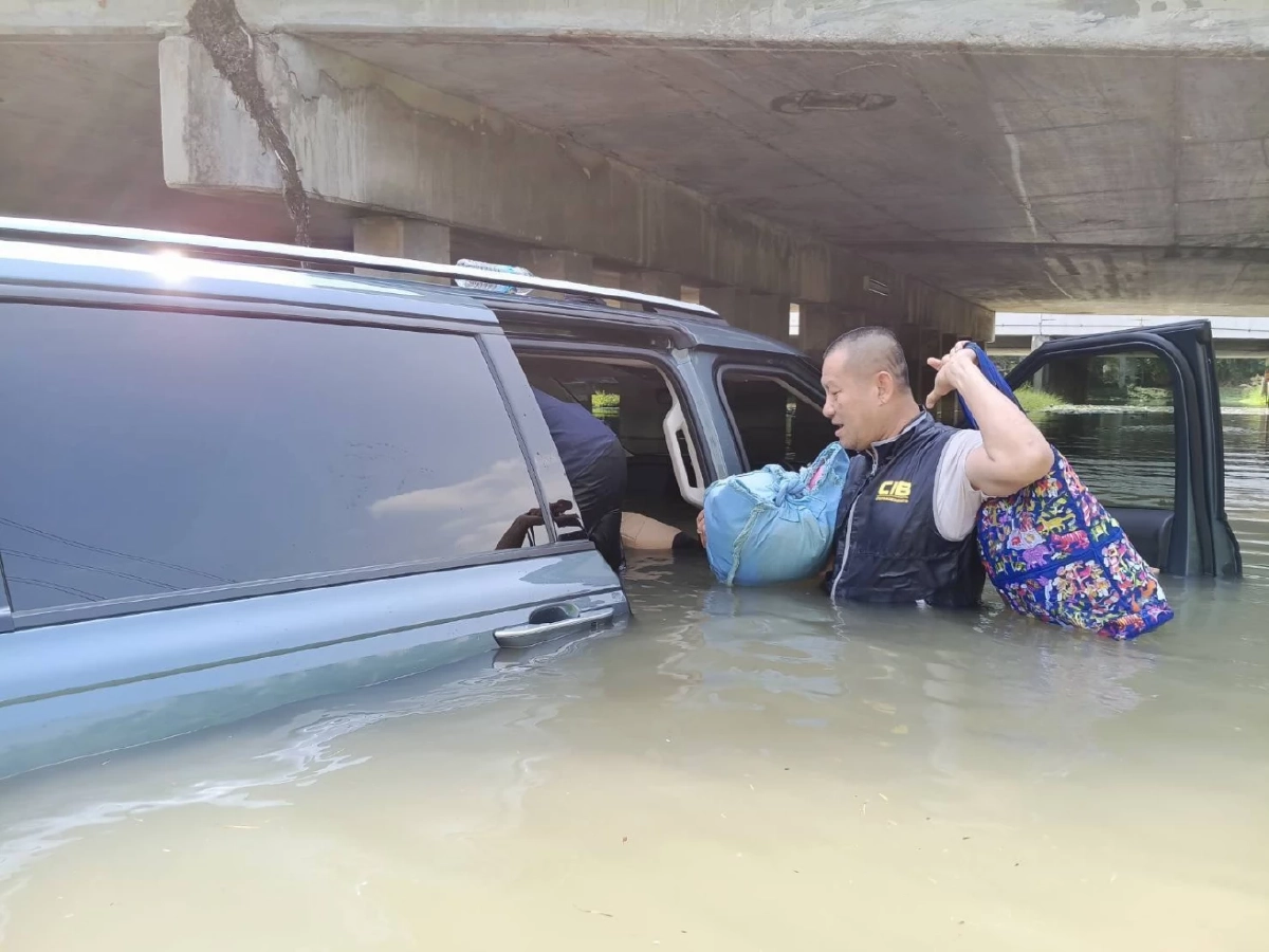 นาทีระทึก! เข้าช่วยรถตู้จมน้ำใต้สะพานพระราม 2 ปลอดภัยทุกชีวิต
