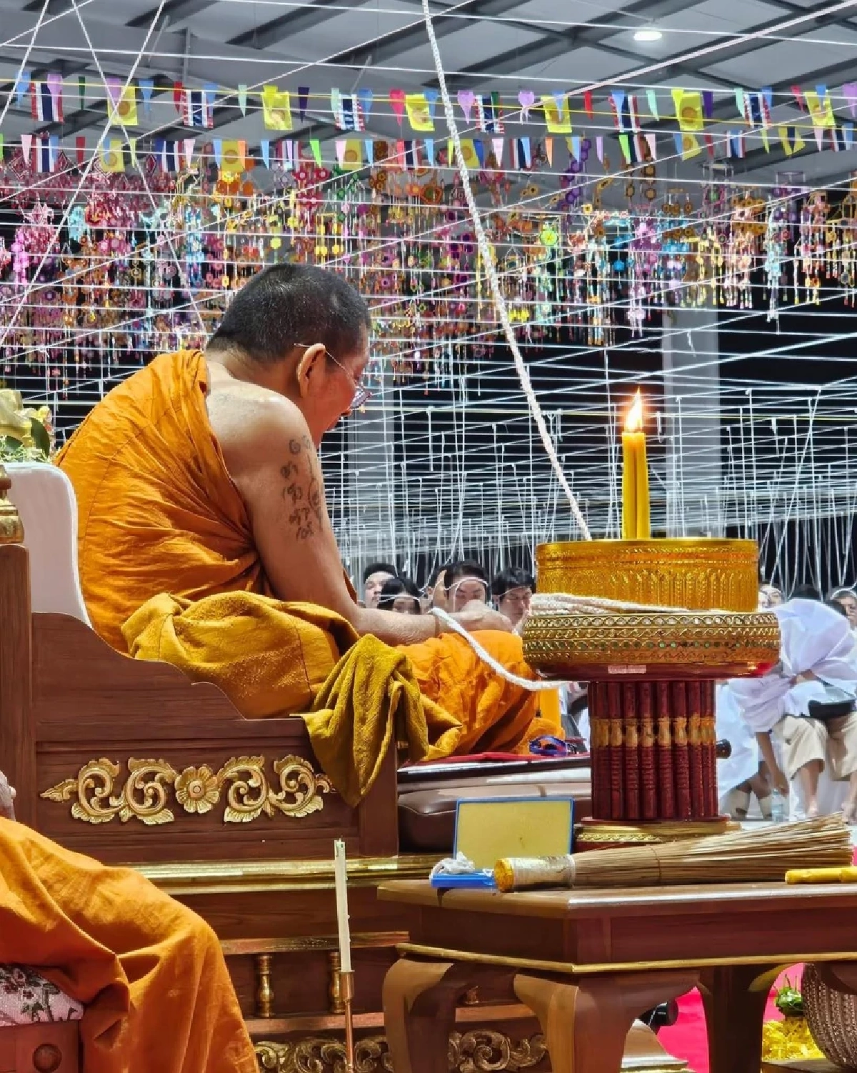 ส่องขันน้ำมนต์ สวดข้ามปี "หลวงปู่ศิลา" ให้พรแรงส่งท้าย