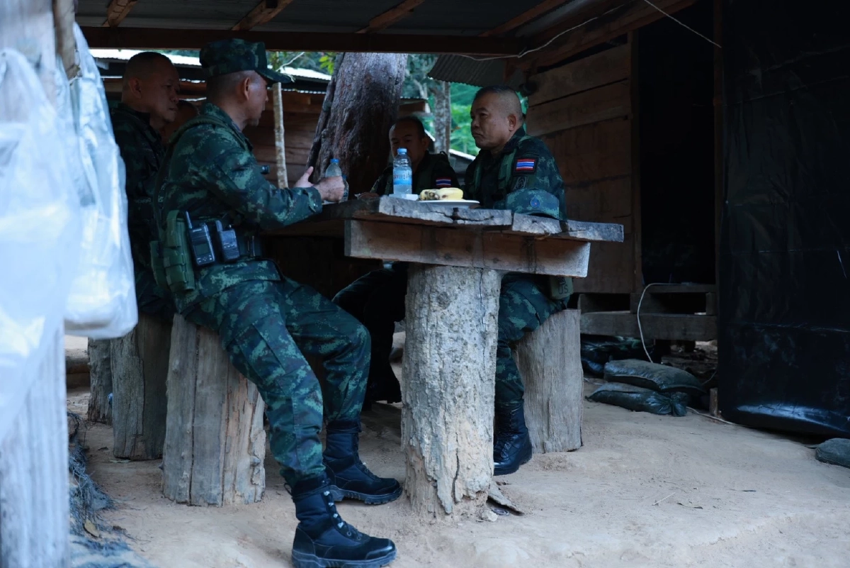 มทภ.2 ค้างคืนอยู่กับลูกน้องในฐานปฏิบัติการ พื้นที่แนวหน้า